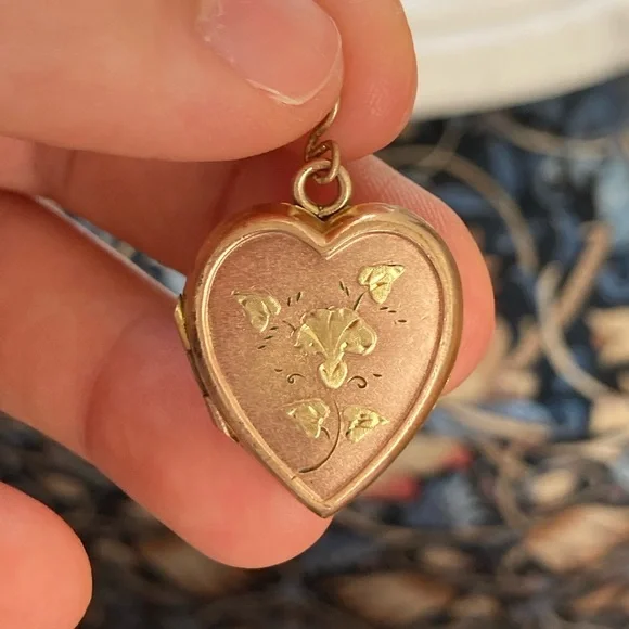 Antique 1930s Bliss Bros 10K Gold-Filled Engraved Floral Heart Locket - Picture 9 of 10